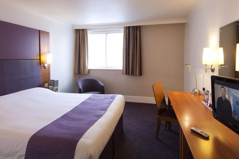 Premier Inn ハーロウ エクステリア 写真