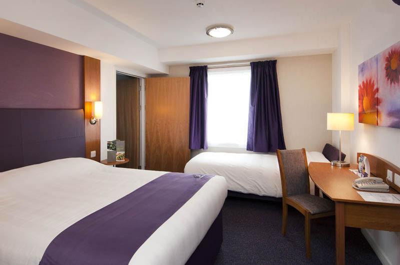 Premier Inn ハーロウ エクステリア 写真