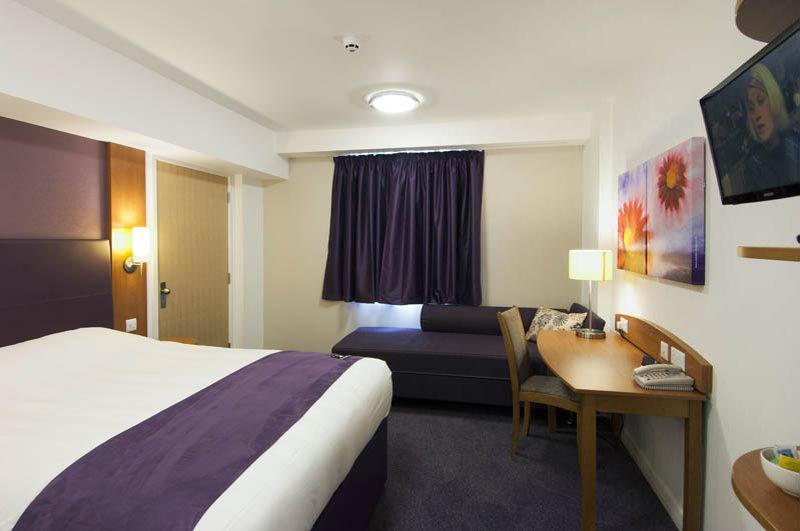Premier Inn ハーロウ エクステリア 写真
